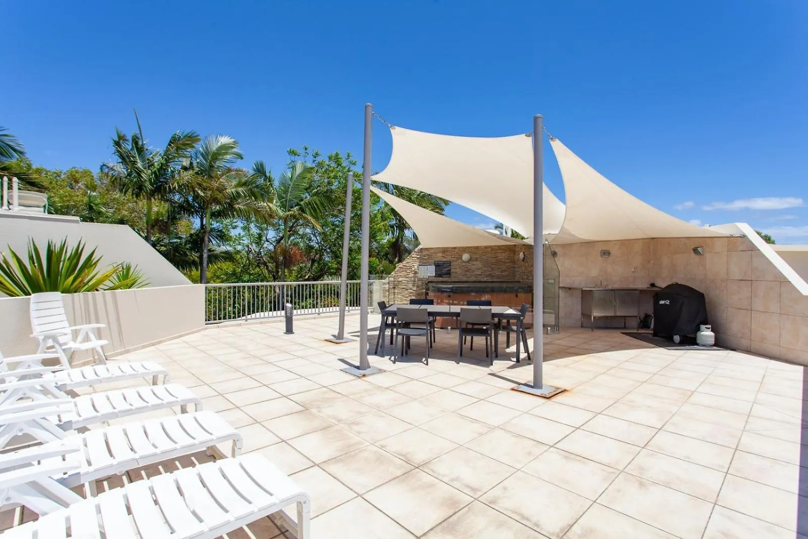 Noosa Tropicana Noosaville Aparthotel