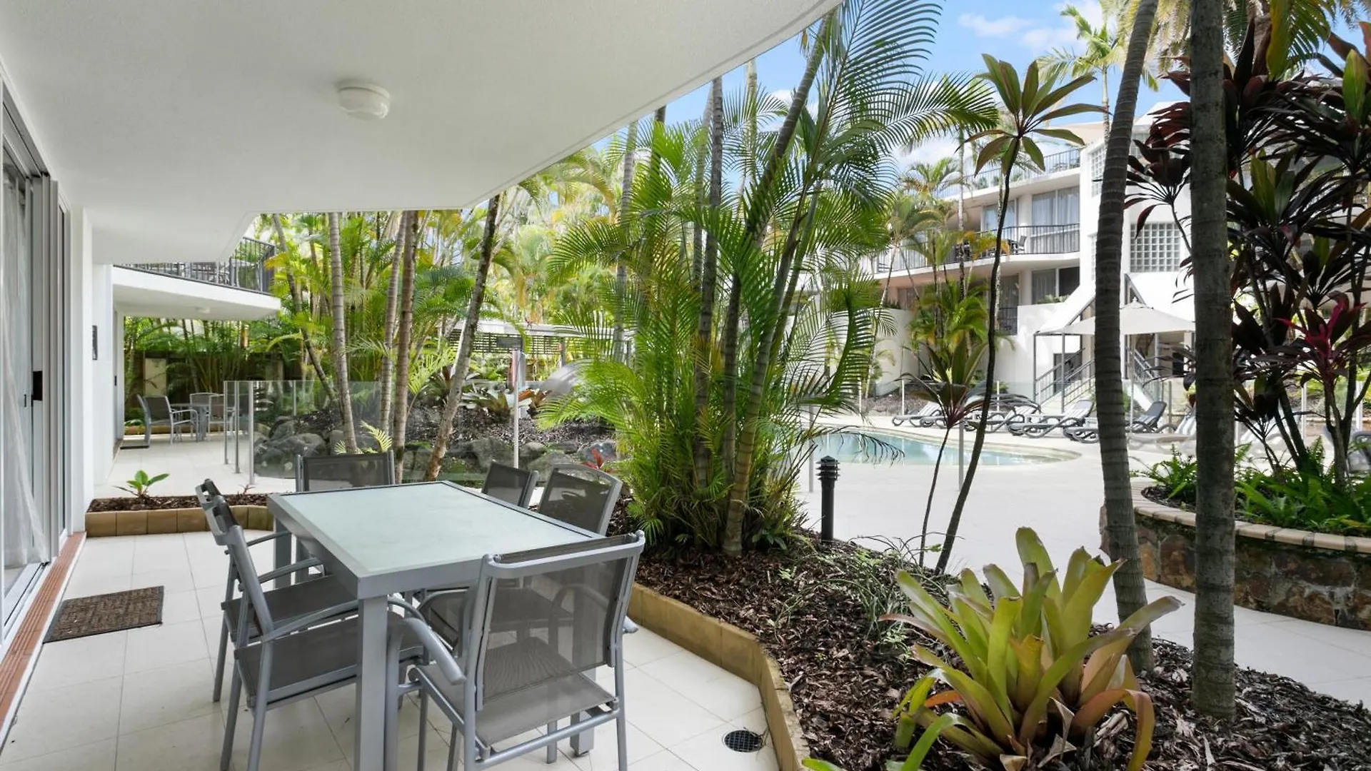 Noosa Tropicana Noosaville Aparthotel